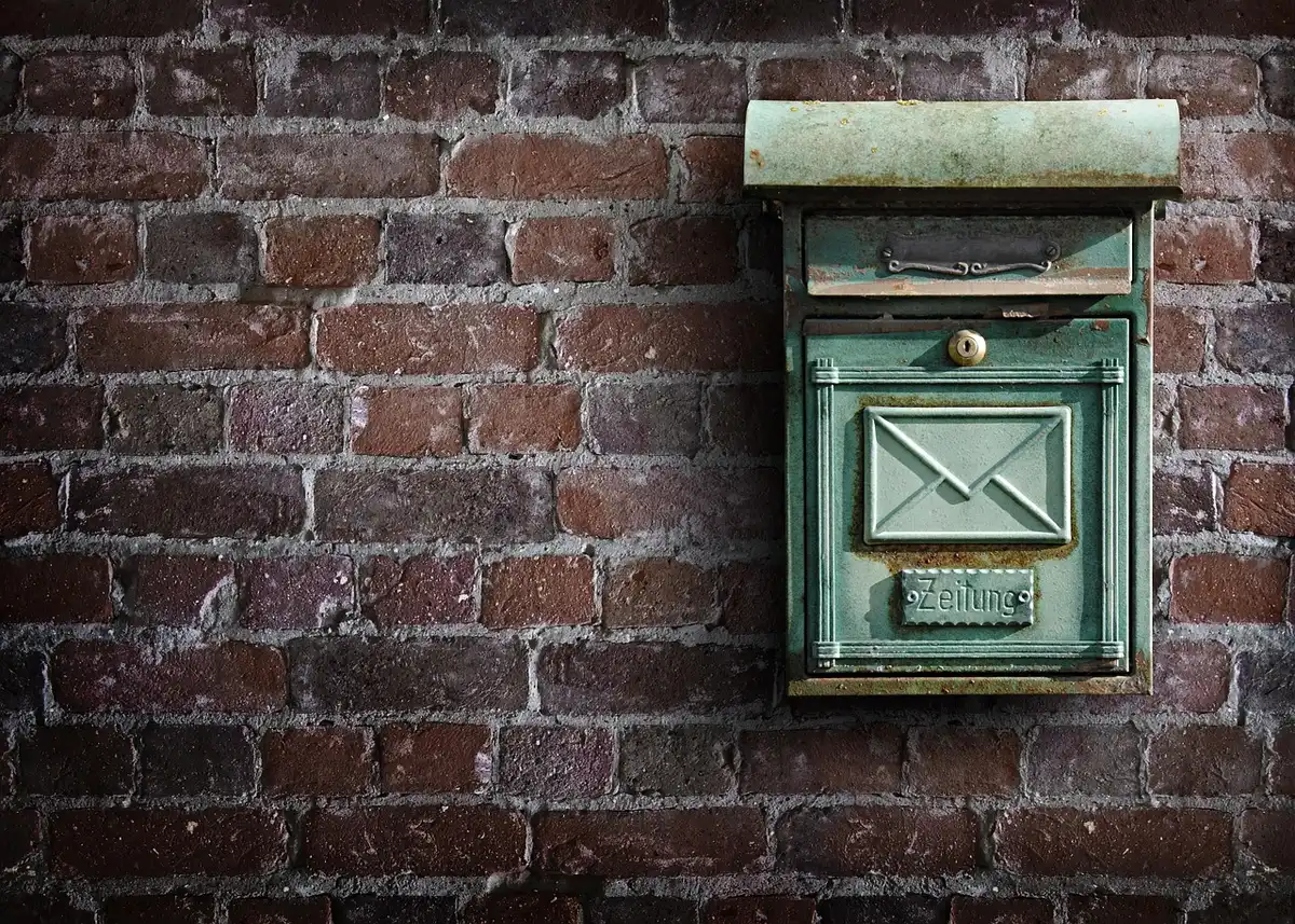 Locataire envoyant une lettre recommandée depuis une boîte aux lettres