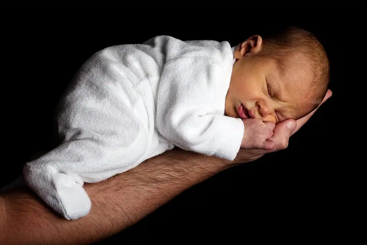 Parent et enfant regardant des échantillons de couleurs près d'une fenêtre