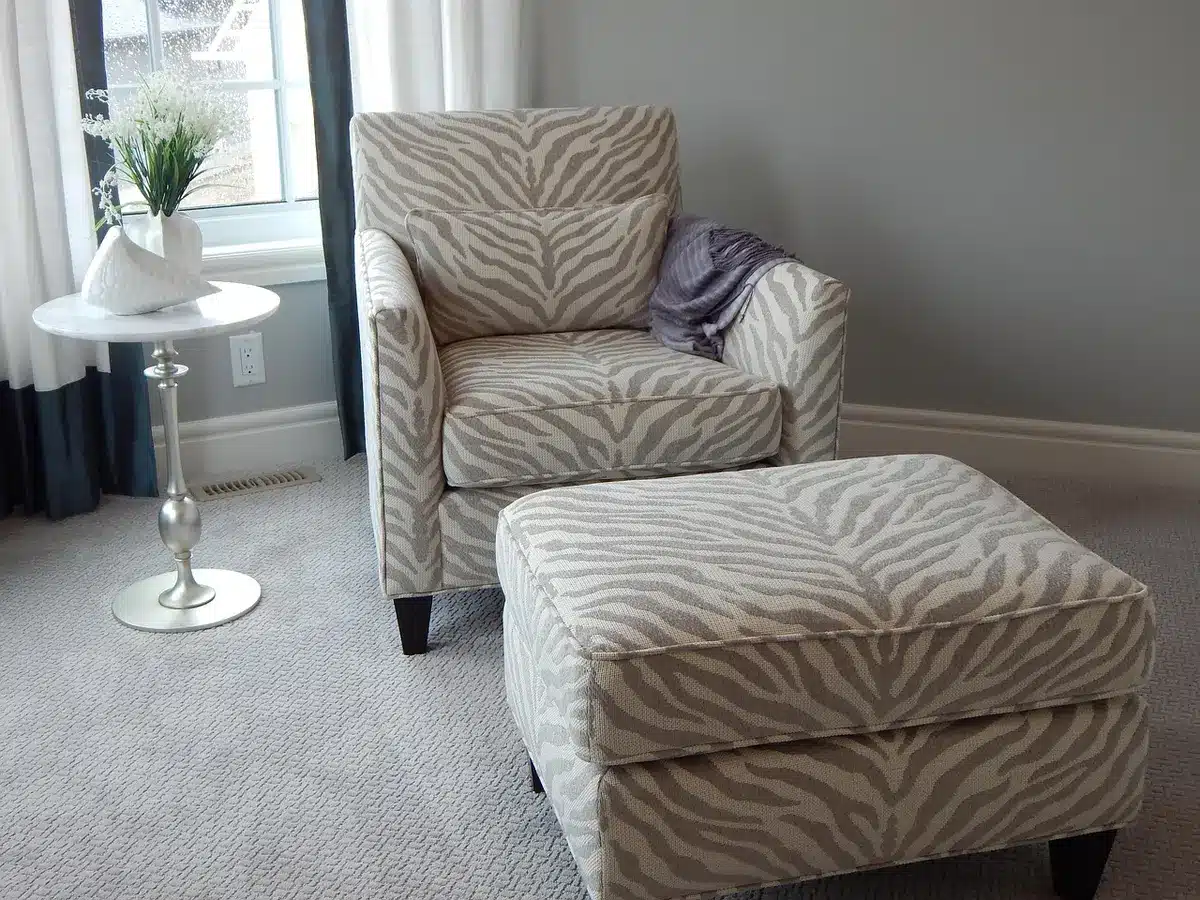 Chambre aux murs neutres avec coussins et plaid colorés