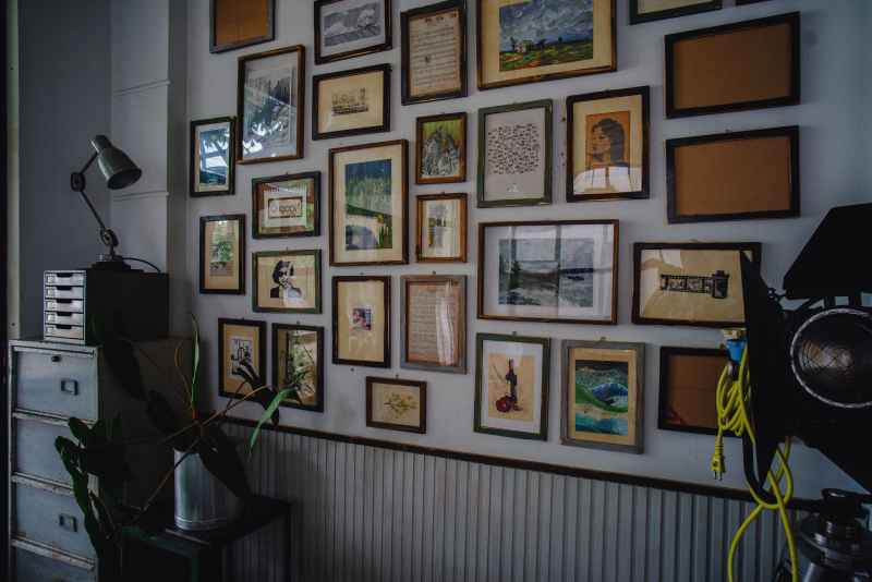 Comment composer un mur de cadres harmonieux chez soi ? ENOstudio