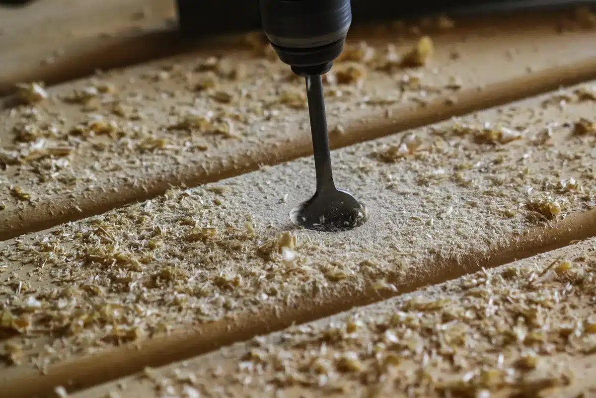 Planches 2x4, scie et agrafeuse disposées sur un établi
