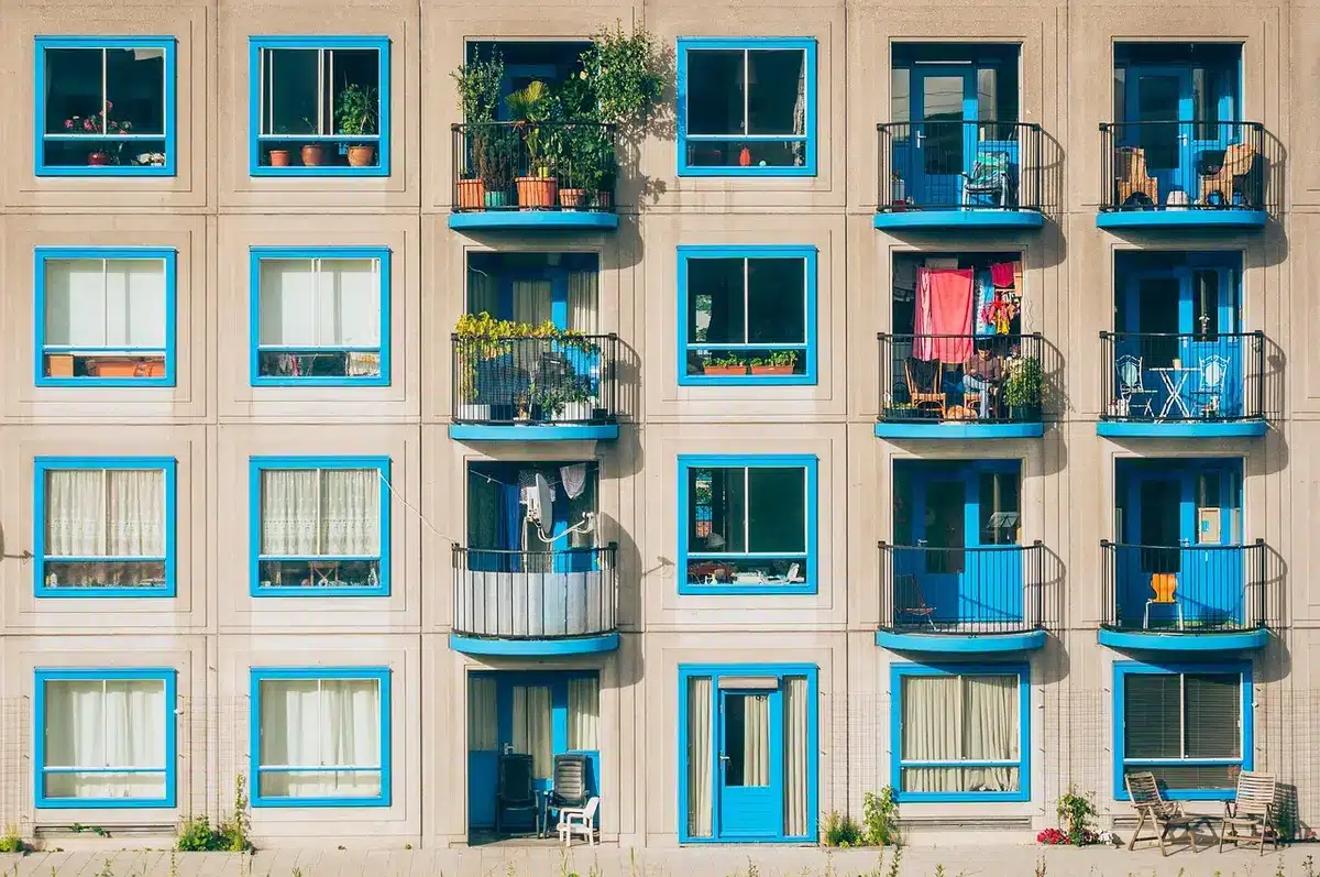 État des lieux de sortie avec appareil photo et checklist sur une table