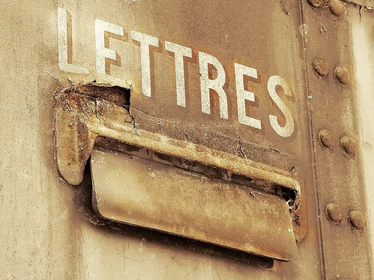 Lettre recommandée sur fond de boîte aux lettres et bureau clair