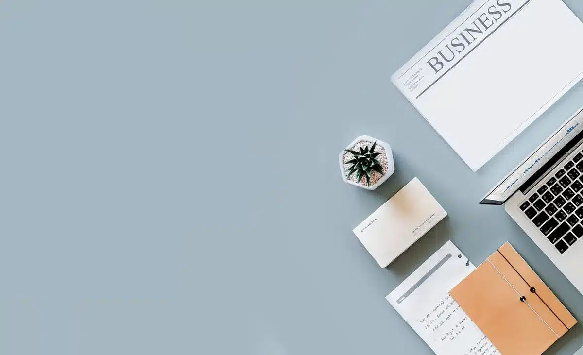 Dossier de diagnostics et documents techniques posés sur une table près d'une fenêtre