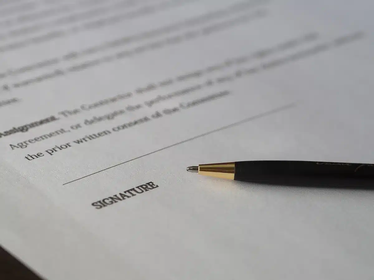 Pile de justificatifs de pension et contrat de location sur une table