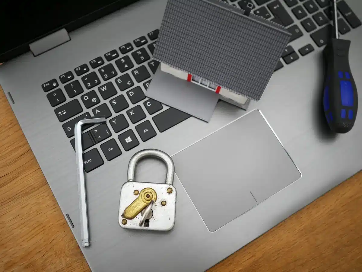 Mains anonymes signant un contrat de garantie locative