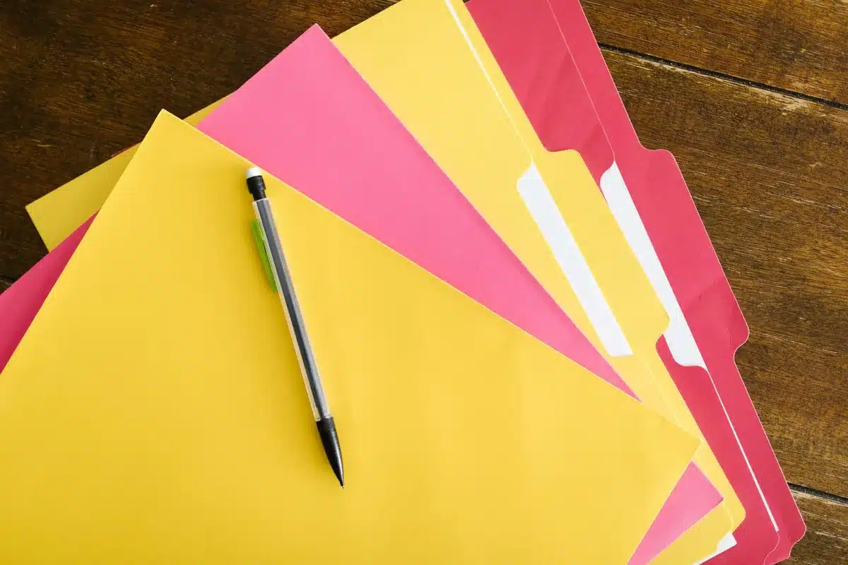 Dossier de location organisé avec pièces justificatives sur une table