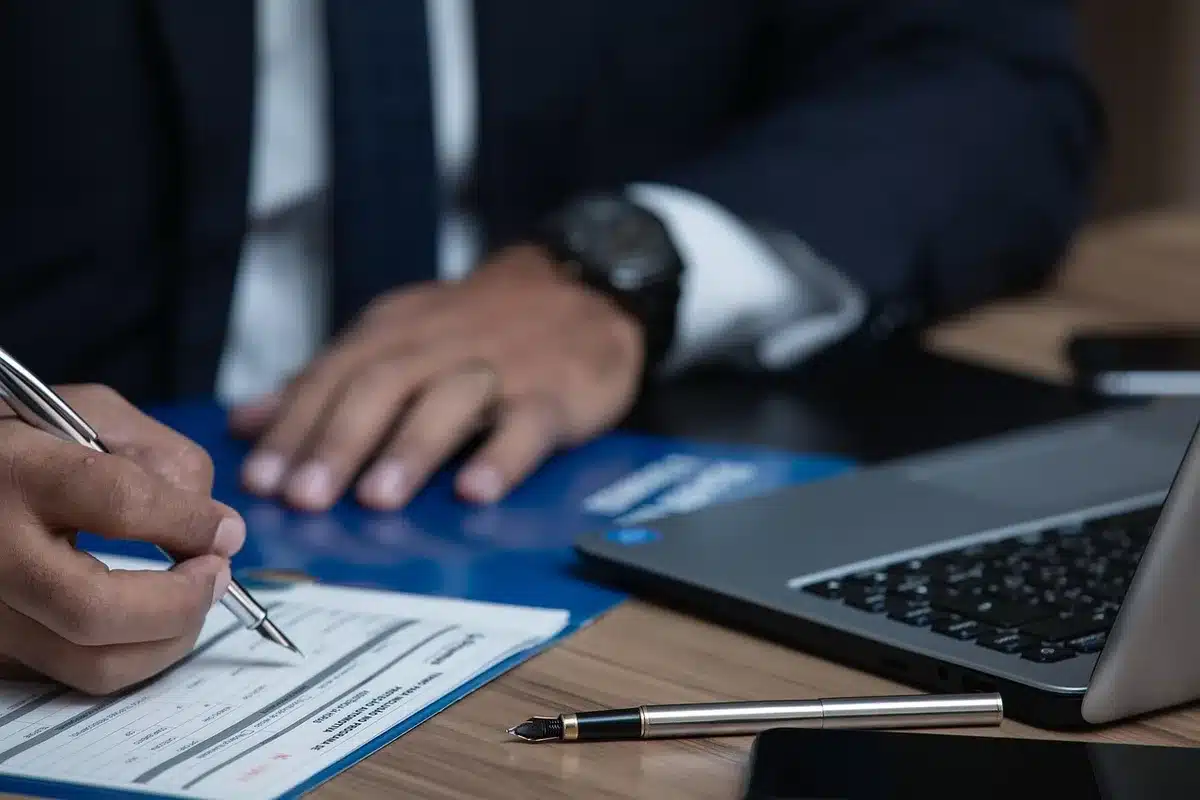 Mains tenant un contrat de location au moment de la signature