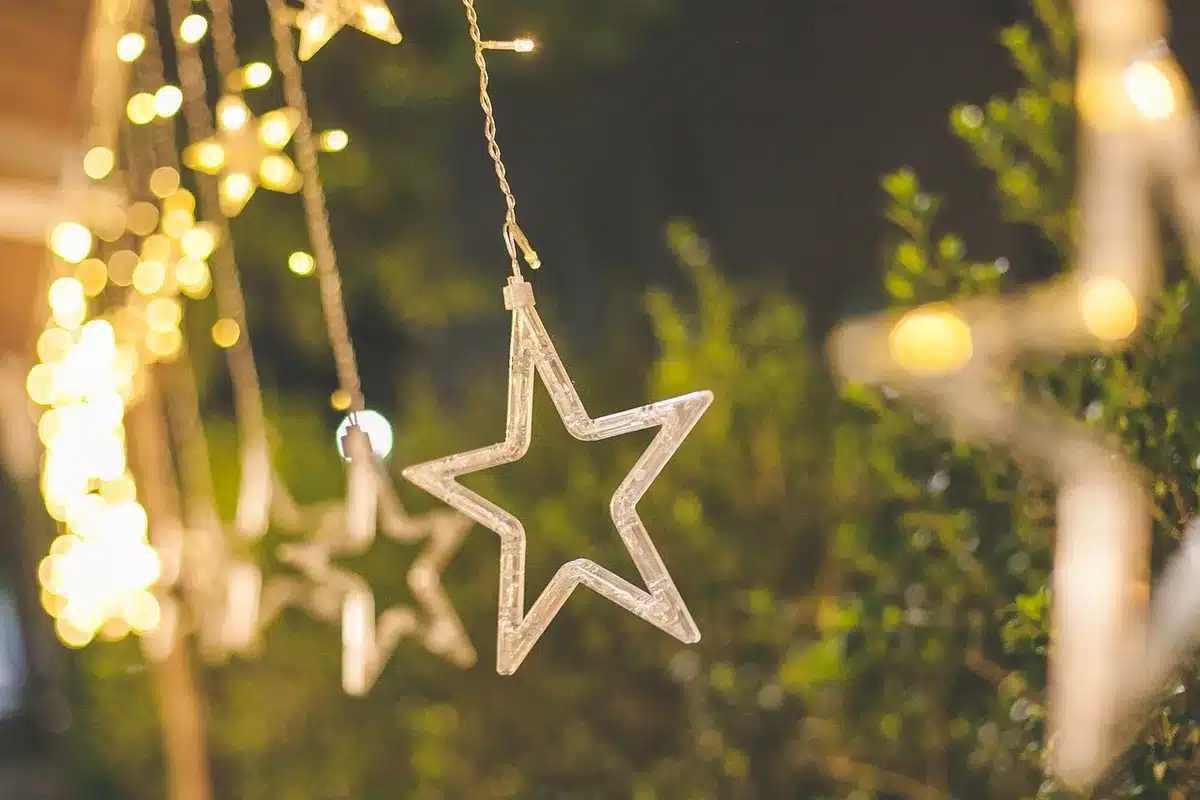 Sapin décoré avec ornements en verre et étoile en laiton