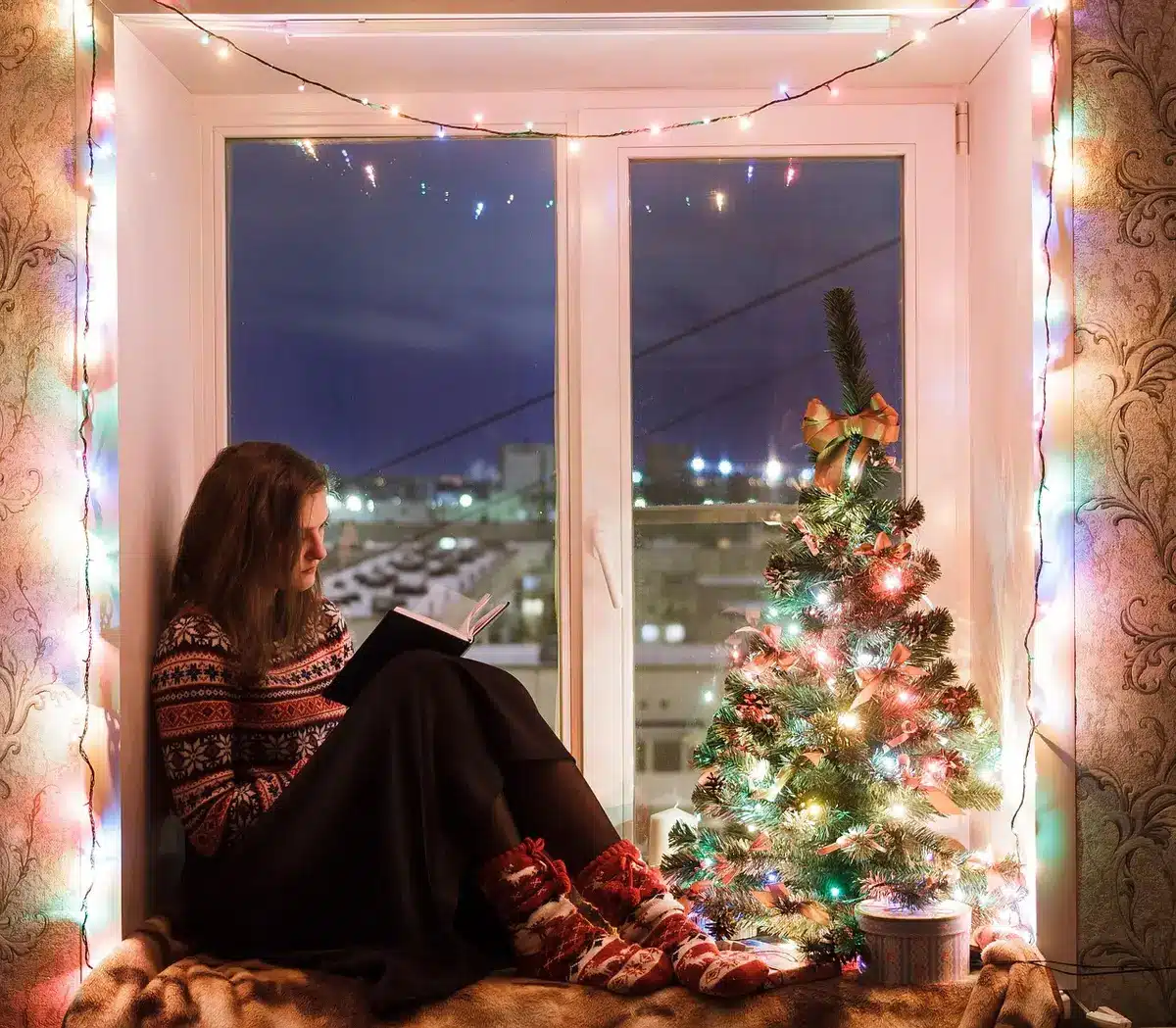 Guirlande de Noël sur un manteau, pleine de volume et de baies